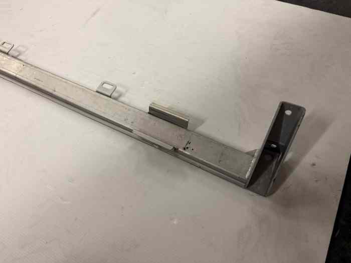 Traverse inférieure fixation radiateur Clio R3T 3