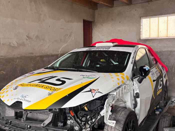 Clio RC5 accidenté