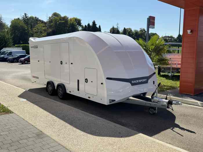 REMORQUE FERMÉE PORTE VOITURE BRIAN JAMES RACE SPORT 2 / 5.50m X 2.10m / PTAC 3T5 3500 kg / TREUIL ELECTRIQUE / JANTES ALU / ECLAIRAGE LED / KIT BASCULEMENT EN OPTION / TVA R... 0