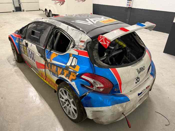 Peugeot 208 T16 accidenté 4