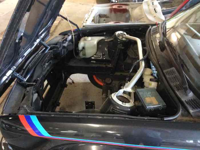 À vendre caisse bmw 325i fasse 1 année 1985 série m 3