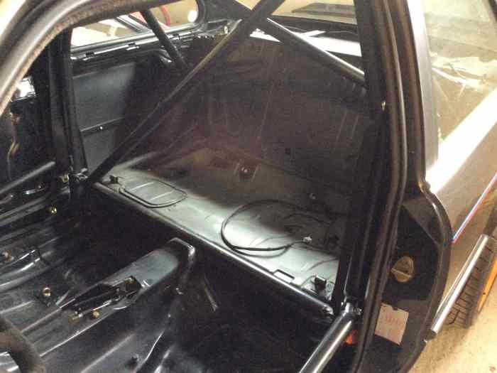À vendre caisse bmw 325i fasse 1 année 1985 série m 4