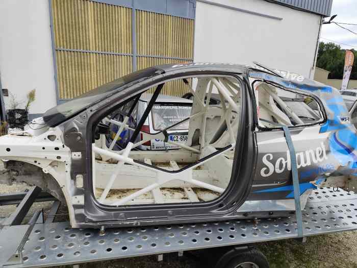 Caisse clio r3 Max accidenté avec passeports 3