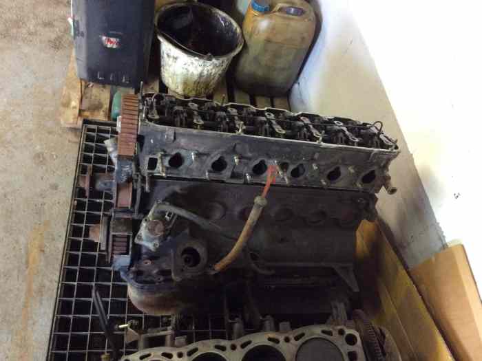 A vendre moteur bmw e30 323i 6 cylindr...