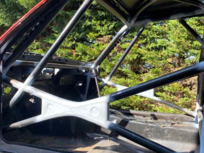 Caisse arceautée + épave BMW e30 323i 3