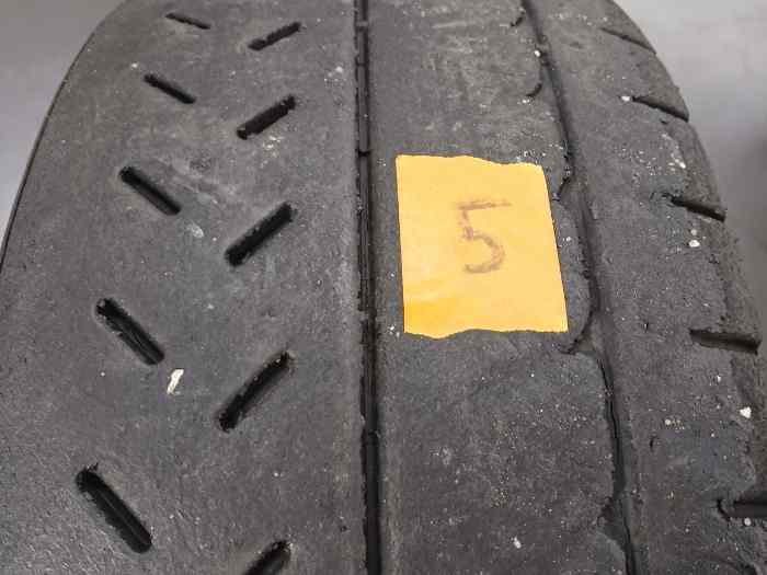 2 Michelin R21 en 19/58-15 avec 50% d’usure 3
