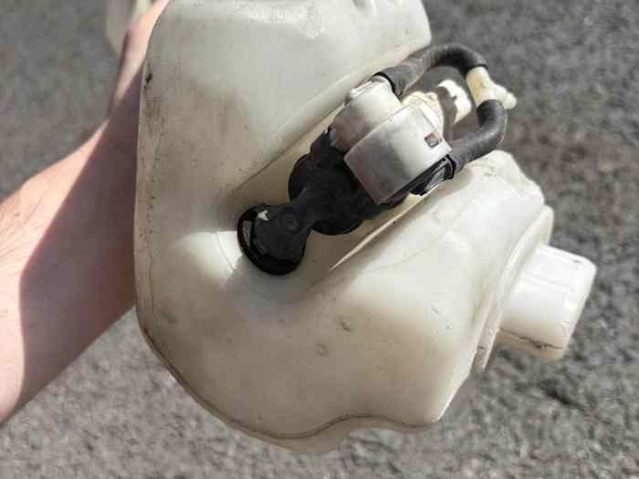 Réservoir lave-glace 3