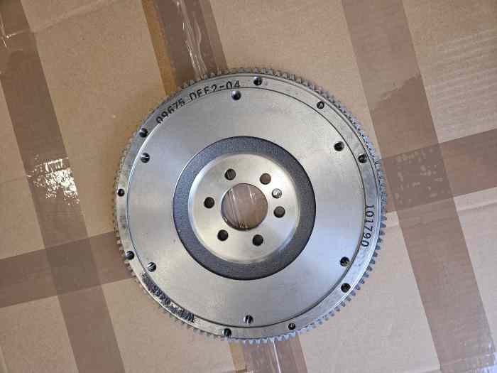 Volant moteur neuf 208 r2.