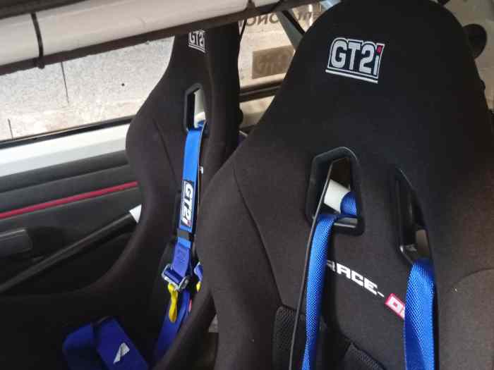 Vends 2 baquets gt2i 2 harnais gt2i homologué 2027.2028 .2029