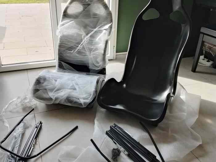 2 sièges baquets en fibre de verre avec rails universels 1