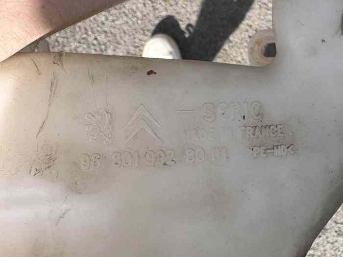 Réservoir lave-glace 1