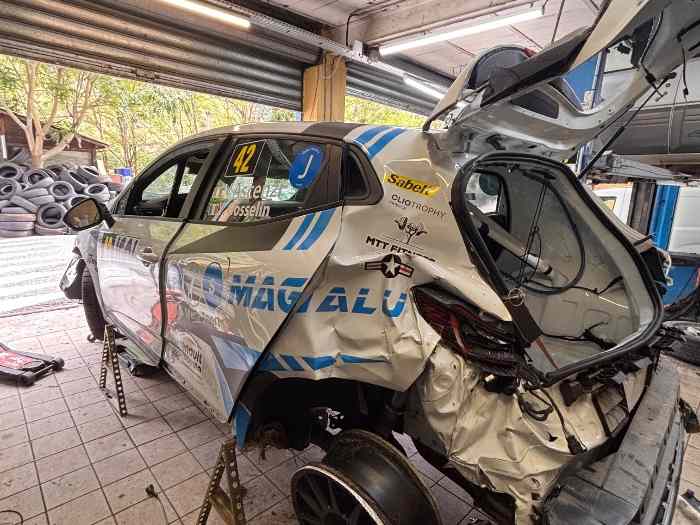 Clio RC5 Accidenté 3