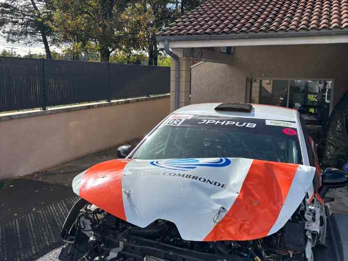 Clio RC5 accidentée