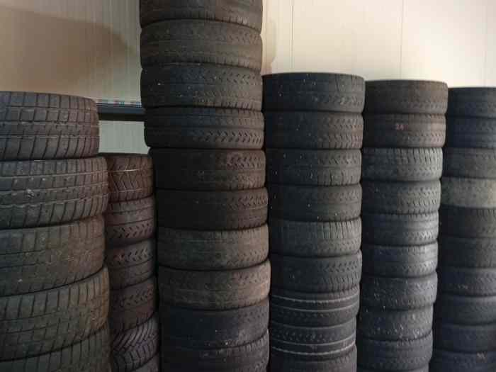 Lot 66 pneus Michelin 17 pouces 0