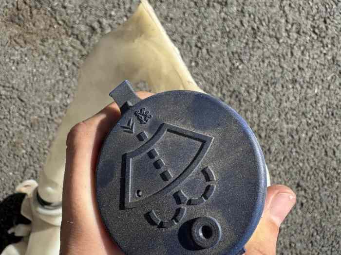 Réservoir lave-glace 2