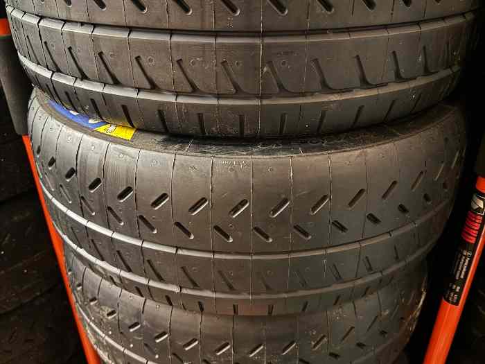 Pneus neuf Michelin R11 en 16