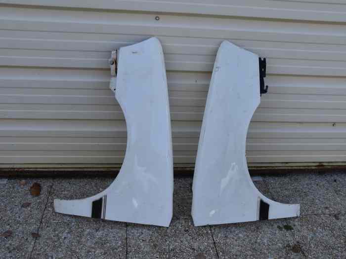 LOT ELEMENTS DE CARROSSERIE AX 4