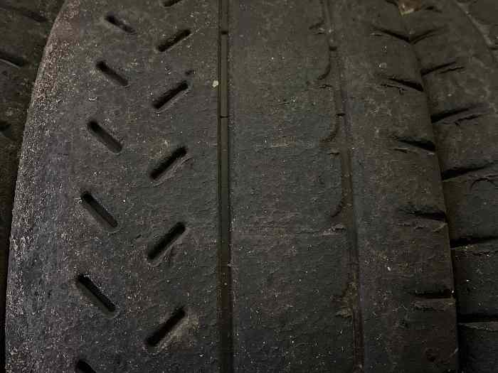 Donne deux Michelin R11 en 17pouces