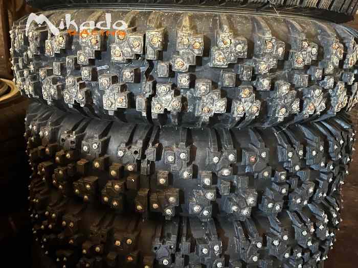 Pneus cloutés Black Rocket