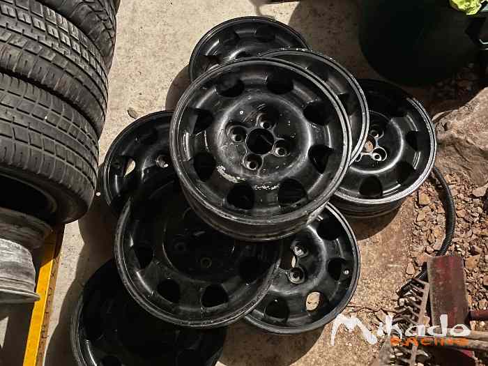 Vend 12 jantes 205 GTI 1.9