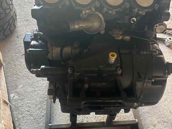 Vend moteur r6 , faisceau , shifter , échappement , réservoir 1