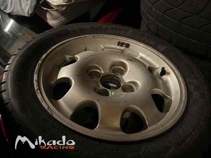 4 Michelin pluie P2L neufs 15p sur jantes 205 1.9 GTI 1