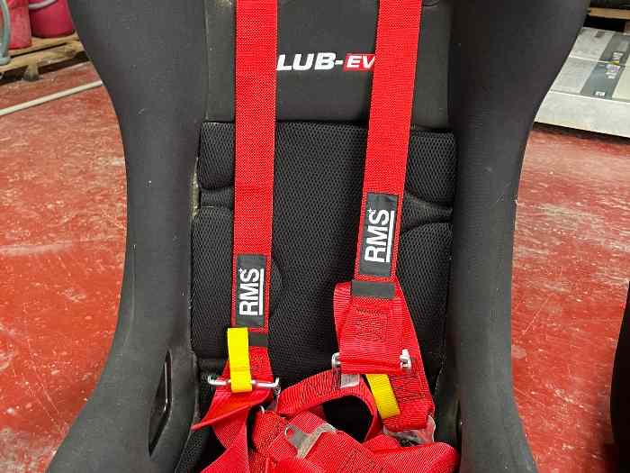 Neuf jamais utilisé 2 bacquets + harnais 2027