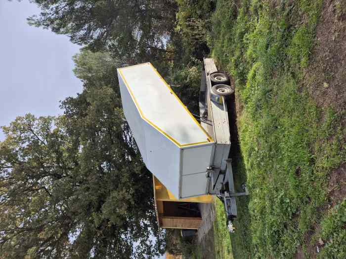 Remorque fermé basculante double essieux 2