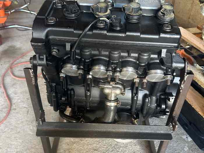 Vend moteur r6 , faisceau , shifter , échappement , réservoir 0