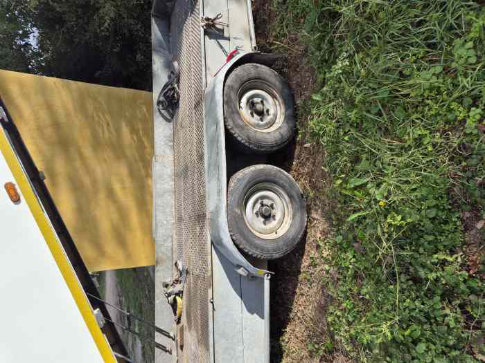 Remorque fermé basculante double essieux 4