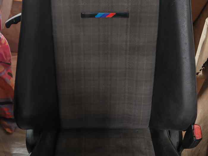 Recherche banquette arrière bmw m3 e30 2