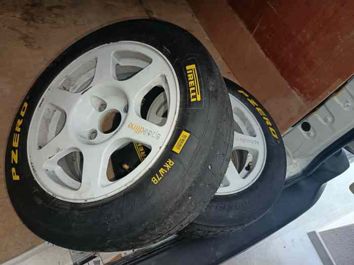 Jantes et pneu Pirelli 14 pouces