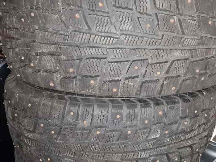 Vends 4 pneus clous 205/55 R16 1