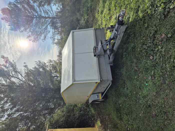 Remorque fermé basculante double essieux 1