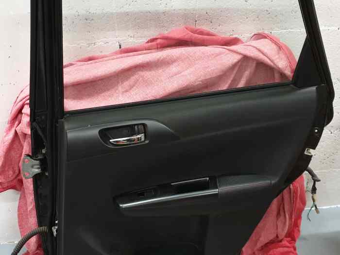 Vends portière AR droit pour Subaru Impreza STI11 1