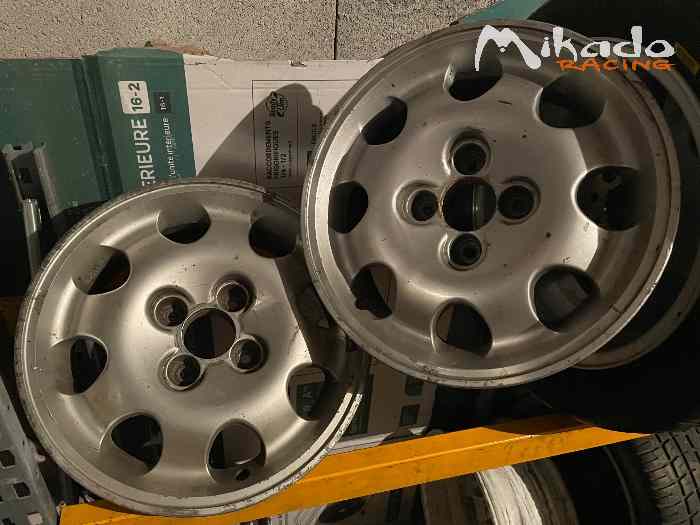 Vend 12 jantes 205 GTI 1.9 1