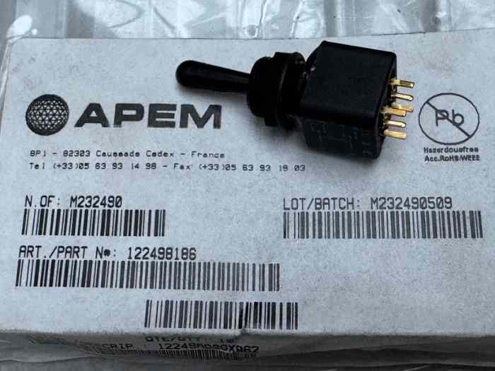 Vends nombreux interrupteurs aéronautiques APEM neufs