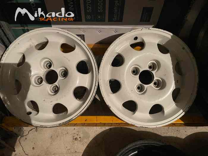 Vend 12 jantes 205 GTI 1.9 2