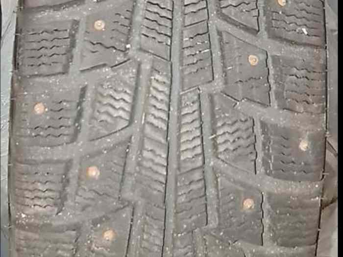 Vends 4 pneus clous 205/55 R16 0