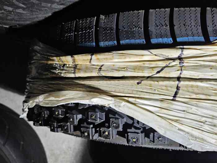 PNEUS CLOUS ET NEIGE