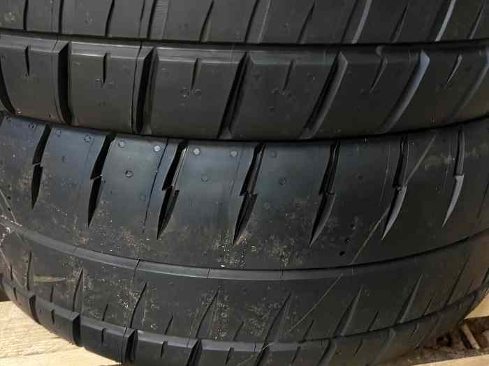 Michelin H31 Neuf 18 pouces 4
