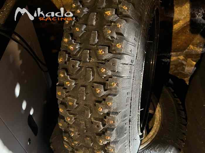 4 Pneus clous 13 pouces 0