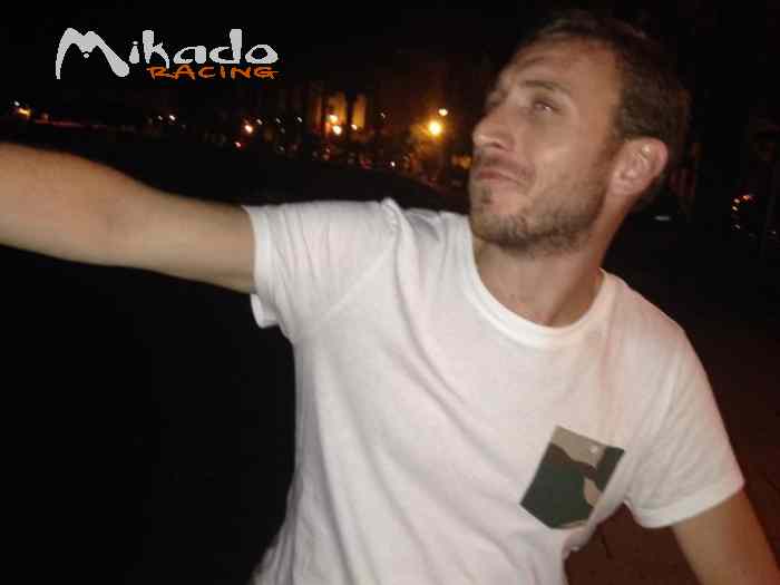 Je suis pilote, sans auto.......si qlq...