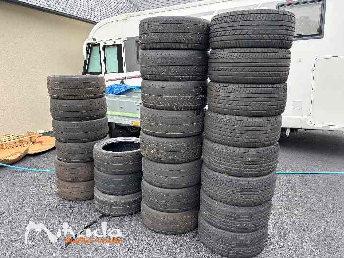 Vend 25 pneus Pirelli
