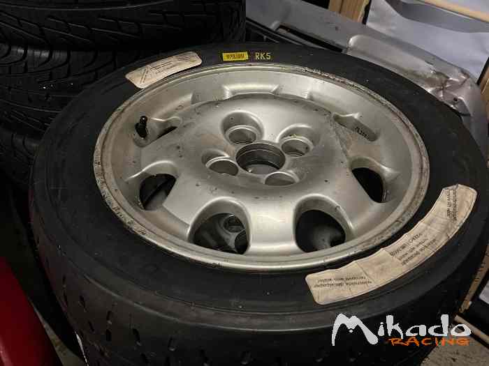 Pneus Pirelli 15p neufs slick rallye sur jantes 205 GTI 1