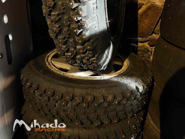 4 Pneus clous 13 pouces 1