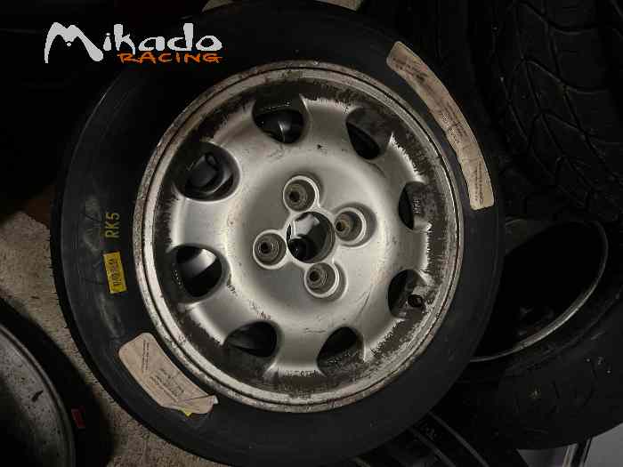 Pneus Pirelli 15p neufs slick rallye sur jantes 205 GTI 2