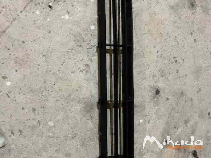 Grille de pare choc avant Peugeot 205 rallye ou GTI. En excellent état 0