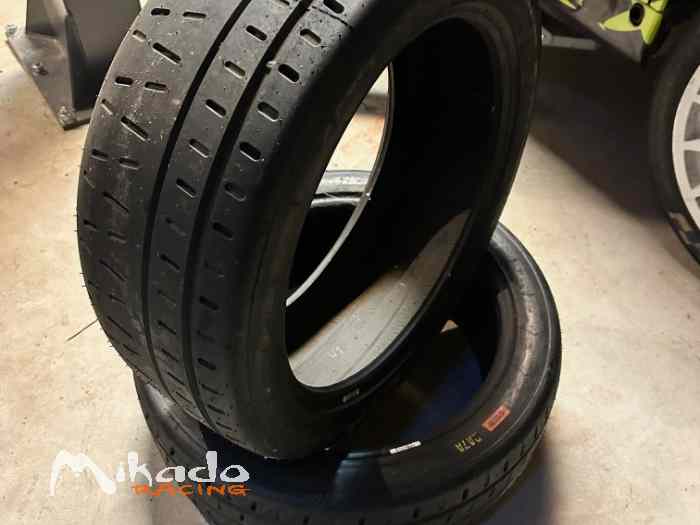 Lot de pneu Pirelli P-Zero 235/40/18 – photo 2 sur 2