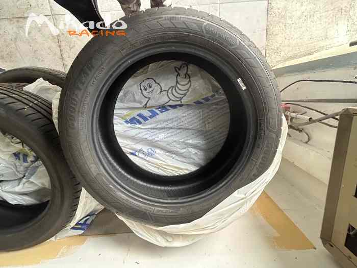 4 pneus goodyear efficient grip 235/50/19 111/109H état neuf – photo 3 sur 3